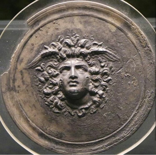 Александар Македонски -  ја копира Медузата и Никеја - археолошки музеј од Скопје, Република Македонија